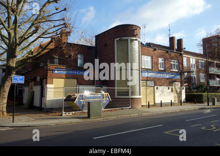 Einen anderen geschlossenen Pub am St Anne's Rd London W11; Während andere Attraktionen wie zieht Einkaufszentrum Westfield Horden von peopl Stockfoto