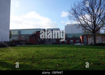 Mehr Turm Blöcke in Notting Hill London W11; über North Norland Freifläche das Einkaufszentrum Westfield droht im Hintergrund Stockfoto