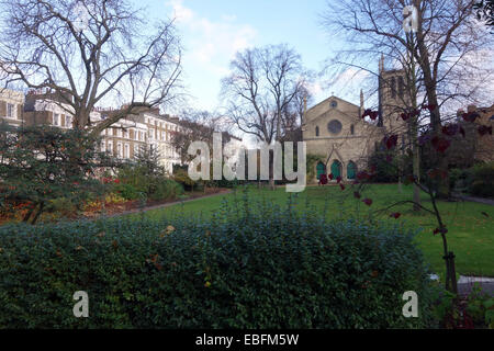 London W11 andere Seitenstraße Privatvermögen länger gegründete Private Sektor Gehäuse mit einigen grünen Plätzen und Kirchen Stockfoto