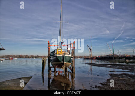 Segeln Kreuzer gehoben River Orwell für Winter, Pin Mill, Suffolk, UK Stockfoto