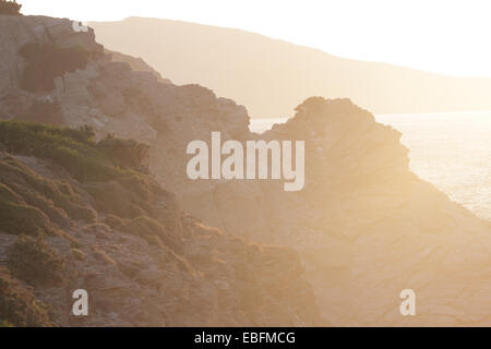 Felsküste bei Sonnenuntergang in der Nähe von Agia Pelagia Dorf, Insel Kreta, Griechenland, Europa. Stockfoto