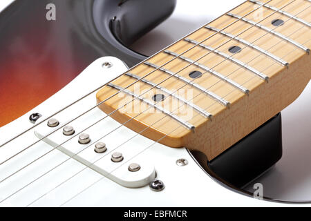 Teil der e-Gitarre close-up, Studio gedreht Stockfoto