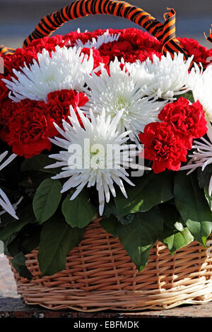 Korb mit Blumen Nahaufnahme im freien Stockfoto