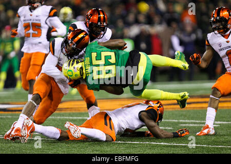 29. November 2014 - DWAYNE STANDFORD (85) in Angriff genommen wird. Der University of Oregon spielt Oregon State Stadium Orchesterprobe am 29. November 2014. © David Blair/ZUMA Draht/Alamy Live-Nachrichten Stockfoto