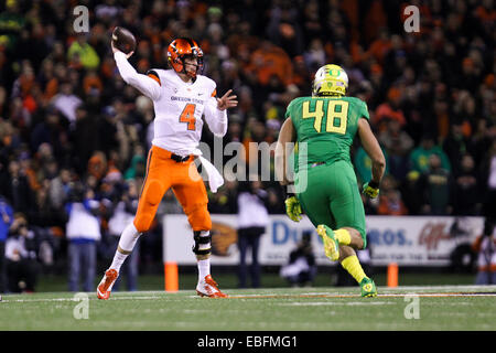 29. November 2014 - geht SEAN MANNION (4) der Ball. Der University of Oregon spielt Oregon State Stadium Orchesterprobe am 29. November 2014. © David Blair/ZUMA Draht/Alamy Live-Nachrichten Stockfoto