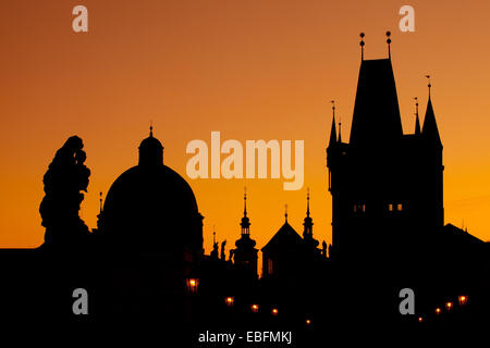 Die Silhouetten von Türmen und Statuen auf der Karlsbrücke in Prag Stockfoto