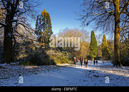 Menschen wandern im Schnee, Wiltshire, Vereinigtes Königreich. Stockfoto