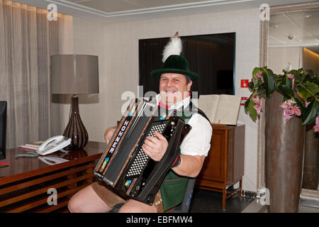 Österreichischer Musiker spielen die Ziehharmonika in ihrer nationalen Tracht an Bord der Viking Hlin Stockfoto