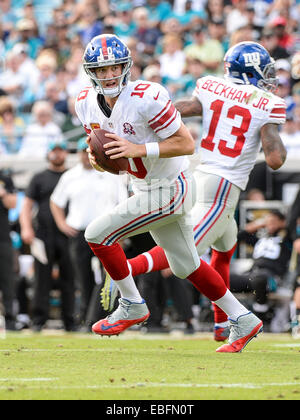 Jacksonville, FL, USA. 30. November 2014. New York Giants quarterback Eli Manning (10) während der 1. Hälfte NFL Spiel Action zwischen den New York Giants und die Jacksonville Jaguars in EverBank Field in Jacksonville, FL © Csm/Alamy Live-Nachrichten Stockfoto