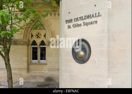 Melden Sie sich für die Guildhall am St Giles Square, Northampton, UK; ein gotisches Fenster im Hintergrund. Stockfoto