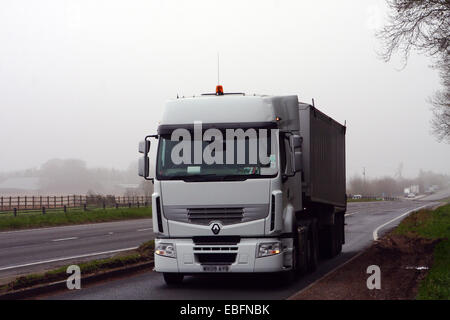 Eine unmarkierte artikuliert Renault LKW Reisen in einer Layby auf der zweispurigen A417 in Cotswolds, England Stockfoto