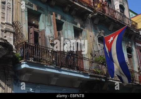 Eine kubanische Flagge hängt stolz von einem Balkon in den Straßen von Zentral-Havanna Stockfoto