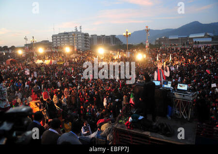 Islamabad, Pakistan. 30. November 2014. Unterstützer von Pakistan Tehrik-e-Insaf (PTI) oder Bewegung Gerechtigkeitspartei Welle Fahnen während einer regierungsfeindlichen Kundgebung vor dem Parlament in Islamabad, der Hauptstadt von Pakistan, am 30. November 2014. Pakistans einflussreiche Politiker Imran Khan, der PTI, am Sonntag führt gaben des Landes Herunterfahren Anruf am 16. Dezember als Teil seines Plans Anti-Regierungs-Proteste. © Ahmad Kamal/Xinhua/Alamy Live-Nachrichten Stockfoto