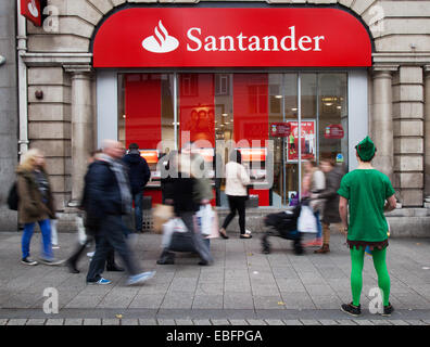 Liverpool, 29. November 2014. Auszahlung von Bargeld von der Santander Bank am Black Friday Sales Weekend. Weihnachtseinkäufe im Stadtzentrum, Einzelhandelsgeschäfte, Geschäfte, Weihnachtseinkäufe, Discountverkäufe, Und die Verbraucherausgaben am Black Friday Weekend gelten als das größte Shopping-Event des Jahres. Britische Einzelhändler haben die US-Bonanza nach dem Weihnachtsgeschäft angenommen, obwohl viele Kunden von den Wall-to-Wall-Rabatten in ihren Lieblingsgeschäften überrascht waren, während einige auf Schnäppchen gingen. Liverpools Geschäftsviertel, Stockfoto