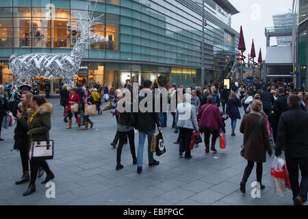 Liverpool, 29. November 2014. Black Friday Sales Weekend. Weihnachtseinkäufe im Stadtzentrum, Einzelhandelsgeschäfte, Geschäfte, Weihnachtseinkäufe, Discountverkäufe, Und die Verbraucherausgaben am Black Friday Weekend gelten als das größte Shopping-Event des Jahres. Britische Einzelhändler haben die US-Bonanza nach dem Weihnachtsgeschäft angenommen, obwohl viele Kunden von den Wall-to-Wall-Rabatten in ihren Lieblingsgeschäften überrascht waren, während einige auf Schnäppchen gingen. Stockfoto