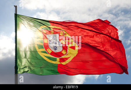 Nationalflagge von Portugal winken vor blauem Himmelshintergrund Stockfoto