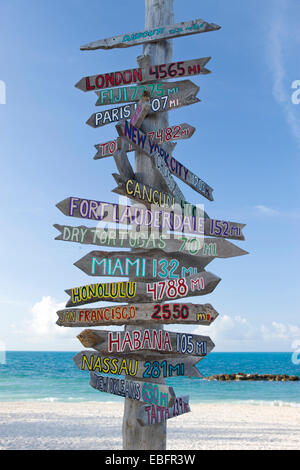 Abstand von KEY WEST MULTI CITY DESTINATION WEGWEISER Fort Zachary Taylor State Park auf Key West Florida USA Stockfoto