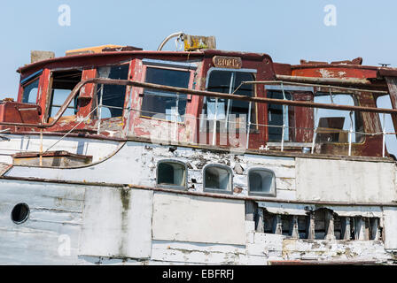 Der heruntergekommene Zustand eines Bootes auf der Westseite des Flusses Arun - Littlehampton, West Sussex. Stockfoto