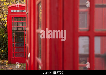 Rote Telefonzellen als Symbole der British Telecom-Handys weit verbreitet, bevor der Aufstieg von Mobiltechnologie Stockfoto