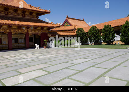 Im chinesischen Stil Architektur entlang Hof im Hsi Lai Tempel in der Stadt der Hacienda Heights Los Angeles County California Stockfoto