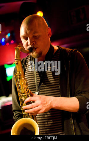 Jazz-Konzert im Tygmont Club in der Innenstadt von Warschau, Polen. Stockfoto