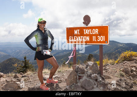 Läufer erreicht den Gipfel während der Mt Taylor 50k Stockfoto