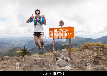 Läufer erreicht den Gipfel während der Mt Taylor 50k Stockfoto