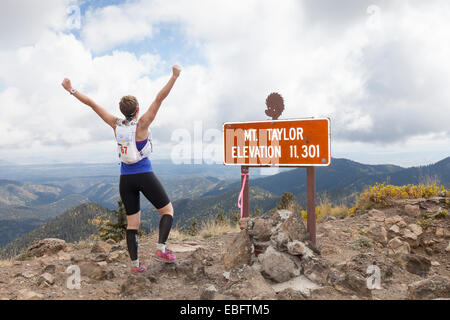 Läufer erreicht den Gipfel während der Mt Taylor 50k - Mt Taylor, San Mateo Berge, Cibola National Forest, New Mexico, USA Stockfoto