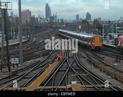 Overhead Detail von Clapham Junction, Britains verkehrsreichsten Bahnhof SW von London, England, GB Stockfoto