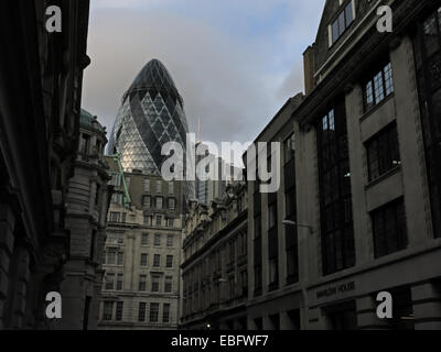 Alten & neu, Gerkin, St Mary Axe, von Fenchurch St, City of London, England, Vereinigtes Königreich Stockfoto