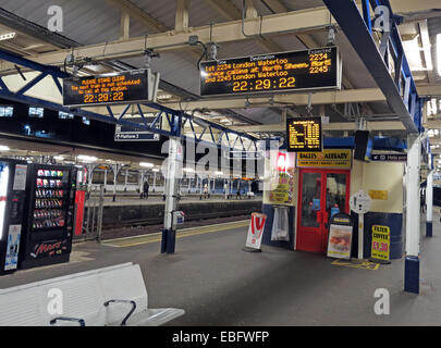 Nacht-Zeit-Panorama Richmond Railway Station London England UK Stockfoto