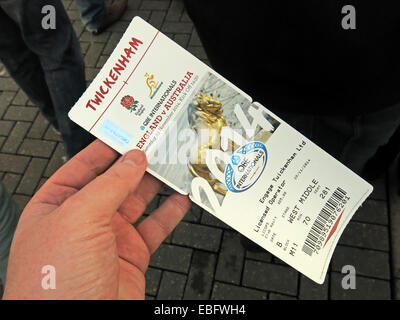 Besitz eines Tickets für englische Rugby in Twickenham, London, England, UK Stockfoto