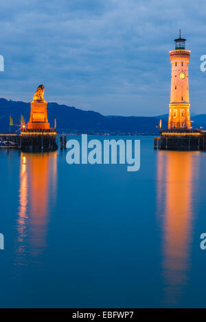 Blick auf die Hafeneinfahrt und Leuchtturm in der Nacht in Lindau am See Constance, Bayern, Deutschland Stockfoto
