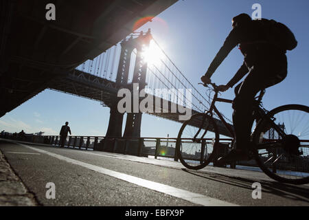 Radfahrer und Wanderer auf der East River Esplanade New York Manhattan Brücke Stockfoto