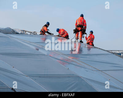 Arbeiter, die Installation der pneumatischen ETFE-Tafeln bilden das neue Dach der Victoria rail Station, Manchester, England, UK Stockfoto