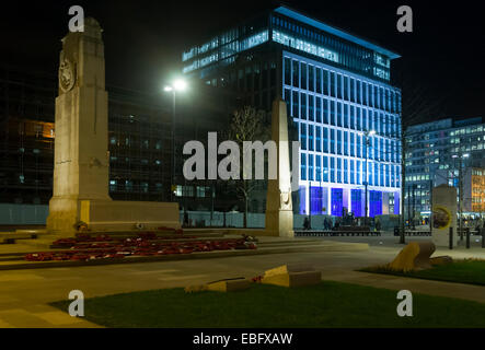 Die Nummer eins, St Peter es Square Gebäude aus der Kenotaph, Manchester, England, UK.  Flutlicht für Abschluss feiern. Stockfoto