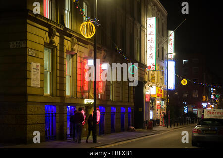 Eine Straße in Chinatown in der Nacht.  George Street, Manchester, England, Vereinigtes Königreich Stockfoto