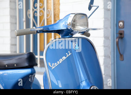 Detail der leichten blauen super Sport-Vespa-Roller vor einem Gebäude Stockfoto