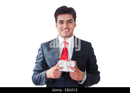 indische Geschäftsmann mit Geschenk Stockfoto