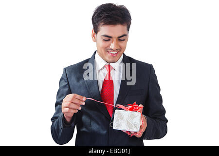 indische Geschäftsmann mit Geschenk Stockfoto