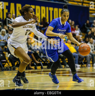 Cal Classic Berkeley CA. 29. November 2014. Creighton F # 45 Alexis Akin-Otiko Schlacht mit Cal # 21 Reshanda Gray während der NCAA Frauen Basketball-Spiel zwischen Creighton Blue Jays und California Golden Bears 69-94 verloren an Hass Pavillon Berkeley Kalifornien © Csm/Alamy Live-Nachrichten Stockfoto