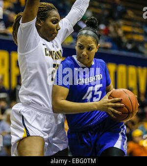 Cal Classic Berkeley CA. 29. November 2014. Creighton F # 45 Alexis Akin-Otiko Schlacht mit Cal # 21 Reshanda grau in der Farbe während der NCAA Frauen Basketball-Spiel zwischen Creighton Blue Jays und California Golden Bears 69-94 verloren an Hass Pavillon Berkeley Kalifornien © Csm/Alamy Live-Nachrichten Stockfoto