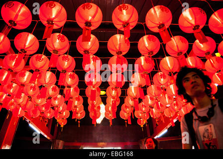 Mann steht unter roten Laternen an Jin De Yuan Tempel, Jakarta, während der Feier des chinesischen Neujahrs. Stockfoto