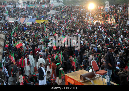 Islamabad. 30. November 2014. Unterstützer von Pakistan Tehreek-e-Insaf (PTI) besuchen eine Anti-Regierungs-Kundgebung vor dem Parlament in Islamabad, der Hauptstadt von Pakistan am 30. November 2014. Pakistans einflussreiche Politiker Imran Khan inszeniert eine großen Kundgebung in Islamabad am Sonntag droht, das ganze Land am 16. Dezember als Teil seines Plans regierungsfeindlichen Protest geschlossen. © Ahmad Kamal/Xinhua/Alamy Live-Nachrichten Stockfoto