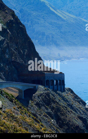 Brücke und Rock-Schuppen am Pitkins Kurve und Regen Felsen, Pacific Coast Highway, Big Sur, Central Coast, Kalifornien, USA Stockfoto