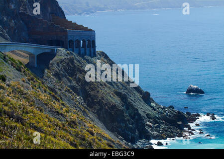 Brücke und Rock-Schuppen am Pitkins Kurve und Regen Felsen, Pacific Coast Highway, Big Sur, Central Coast, Kalifornien, USA Stockfoto