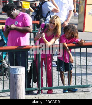 Heidi Klum und Seal verbringen den Tag im Disneyland mit ihren Kindern Featuring: Heidi Klum, Johan Samuel Where: Anaheim, Kalifornien, USA bei: 28. Mai 2014 Stockfoto