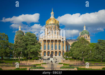 Wolken über der Iowa State Capitol Building. Des Moines, Iowa Stockfoto