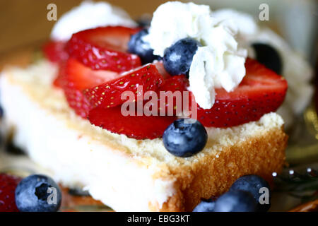 Ein Dessert Erdbeer, frischen Erdbeeren & Blaubeeren und Schlagsahne. Stockfoto