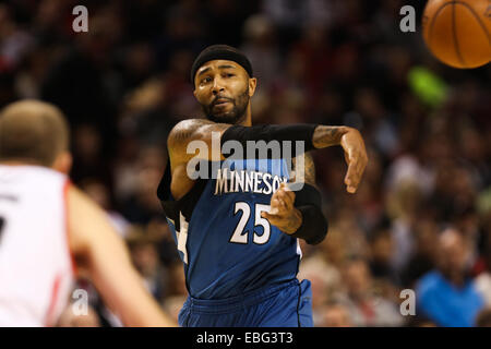 Portland, Oregon, USA. 30. November 2014 - geht MO WILLIAMS (25) der Ball. Die Portland Trail Blazers spielen die Minnesota Timberwolves im Moda Center am 30. November 2014. Bildnachweis: David Blair/ZUMA Draht/Alamy Live-Nachrichten Stockfoto